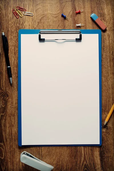 Бланшируйте белый стандартный лист в папку с клипом — стоковое фото