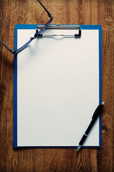 Очки и черная ручка на пустой белой странице — стоковое фото