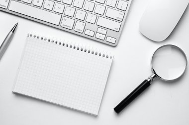 Office maddeleri Büyüteç beyaz tablo ile