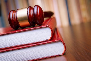 Bir kanun kitabı üzerinde dinlenme hakimler tokmak