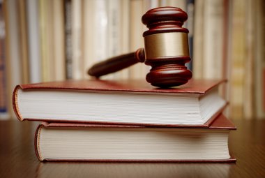 İki büyük kitap dinlenme tahta tokmak