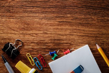 Tablo kopya alanı üst ile ofis malzemeleri