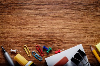 Tablo kopya alanı üst ile ofis malzemeleri