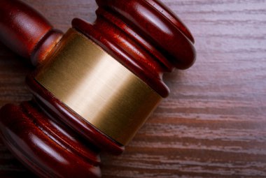 Tablo üzerinde altın plaka ile parlak tahta tokmak