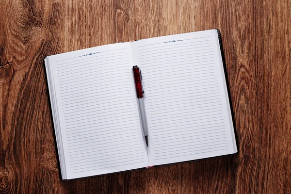 Pen on Blank Open Notebook Placed on Wooden Table — Stock Photo, Image