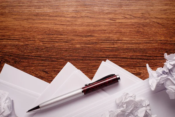 Pluma y papel sobre tabla de madera con espacio de copia — Foto de Stock