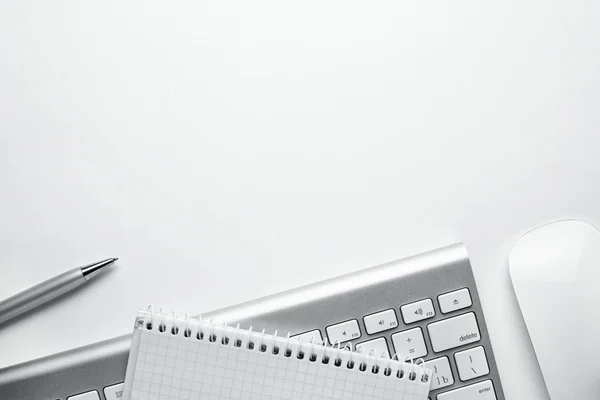 Stift, Notizen, Tastatur und Maus auf weißem Tisch — Stockfoto