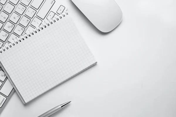 Pen, notities, toetsenbord en muis op witte tafel — Stockfoto