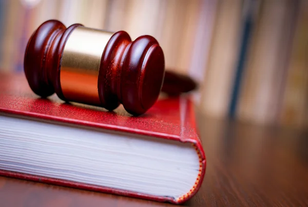 Bir kanun kitabı üzerinde dinlenme hakimler tokmak