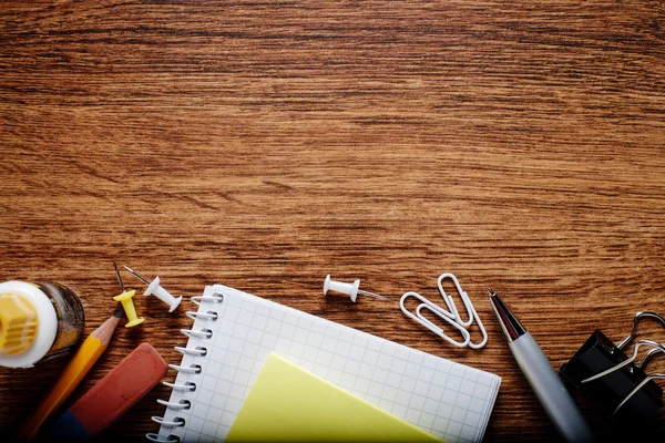 Bürobedarf auf dem Tisch mit Kopierraum oben — Stockfoto