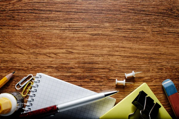 Bürobedarf auf dem Tisch mit Kopierraum oben — Stockfoto