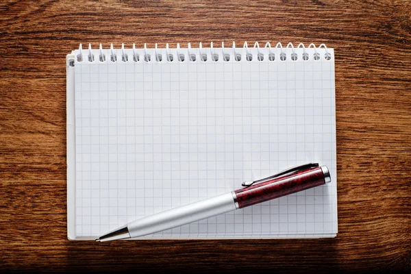 Caderno de gráficos em branco branco com caneta — Fotografia de Stock