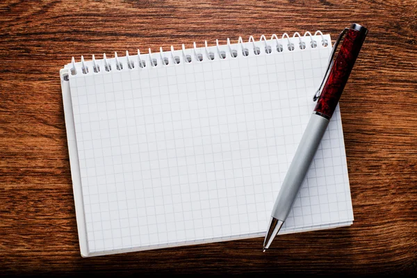 Белая бланковая графическая тетрадь с ручкой — стоковое фото