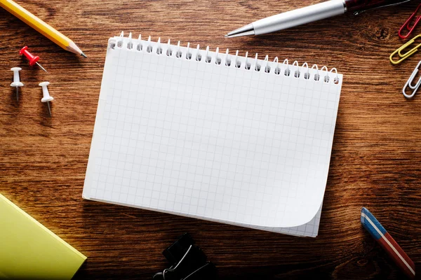 Graphing stelt met andere schoolbenodigdheden op tafel — Stockfoto