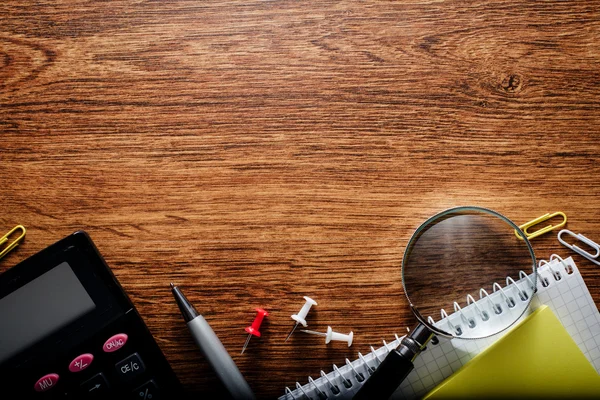 Kantoorbenodigdheden op gestructureerde houten achtergrond — Stockfoto