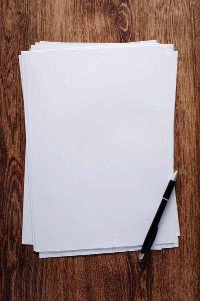 White Blank Papers e caneta sobre mesa de madeira — Fotografia de Stock