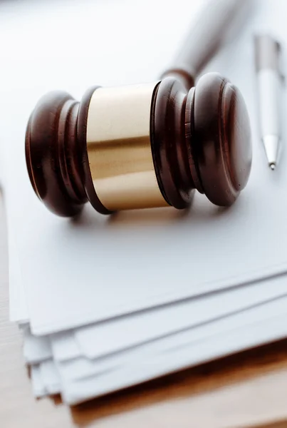 Gavel, ball pen and paper for notes on desktop — Stock Photo, Image