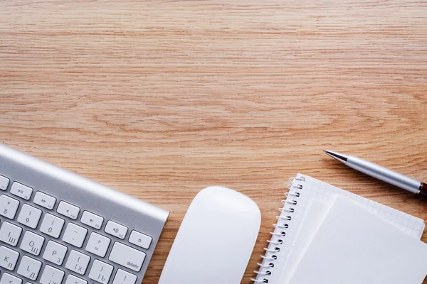 Pen en notities met toetsenbord en muis op tafel — Stockfoto