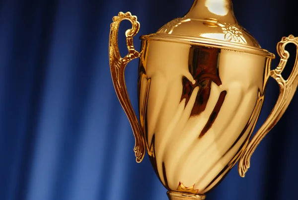 Taça de ouro em azul escuro — Fotografia de Stock