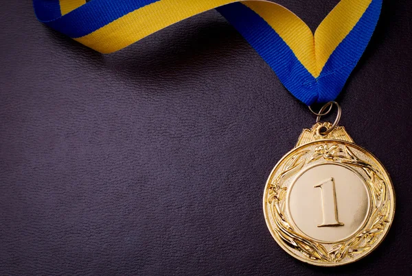 Χρυσό μετάλλιο με κίτρινο μπλε κορδέλα — Φωτογραφία Αρχείου
