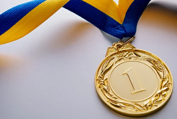 Medalha de ouro sobre branco — Fotografia de Stock