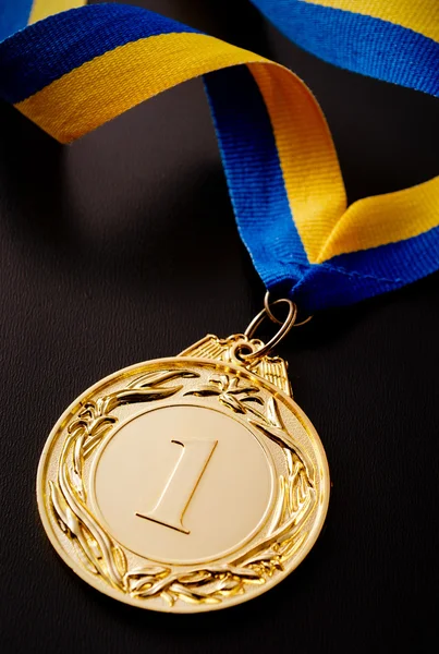 Gouden medaille op donker — Stockfoto