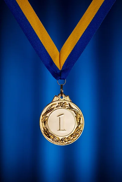 Médaille d'or sur bleu foncé — Photo