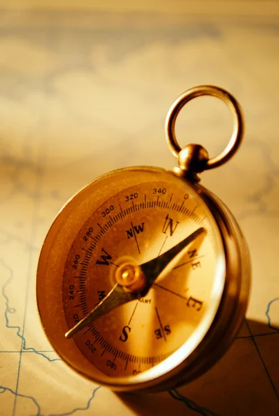 Magnetický kompas stojící na mapě — Stock fotografie
