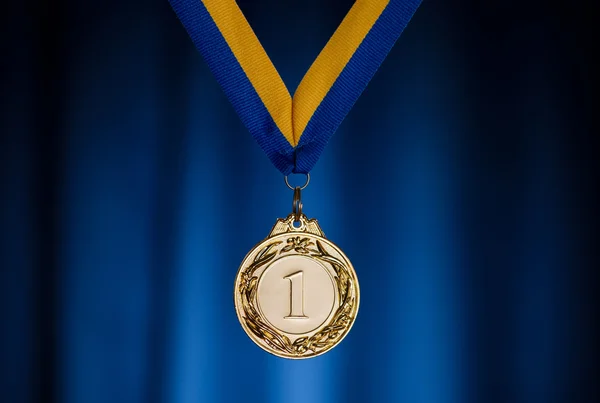 Zlatá medaile na tmavě modrá — Stock fotografie
