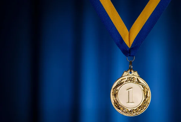 Золотая медаль на темно-синий — стоковое фото