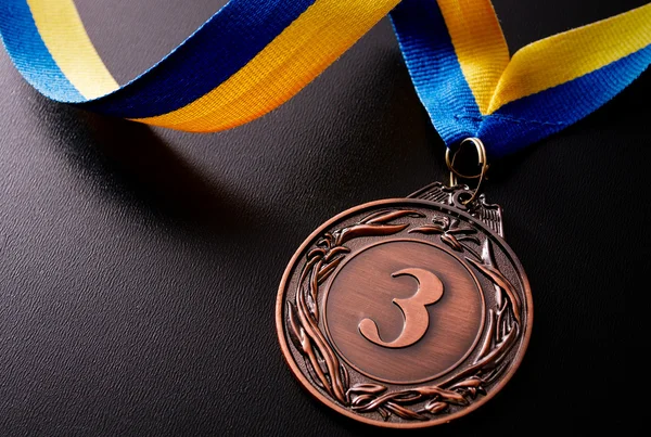 Brązowy medal na ciemny — Zdjęcie stockowe