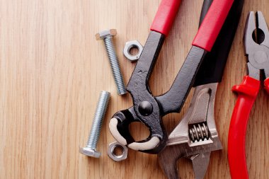 Somunlar sıhhi tesisat araçlar kümesi ile