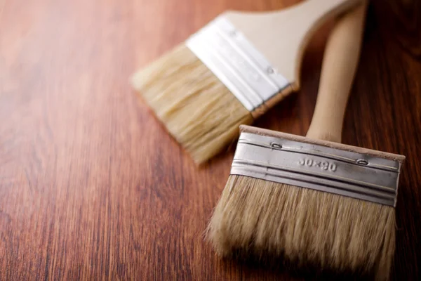 Los dos pinceles sobre fondo de madera — Foto de Stock