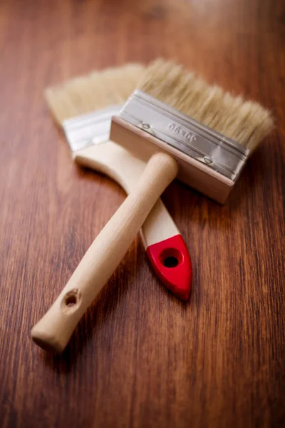 Los dos pinceles sobre fondo de madera — Foto de Stock