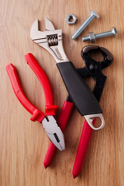 Boulons et écrous avec un ensemble d'outils de plomberie — Photo