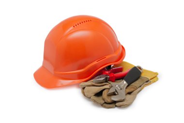 Turuncu kask iş ve beyaz bir arka plan üzerinde koruyucu eldivenler