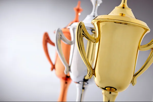 Altın, gümüş ve bronz üç kupa bardak