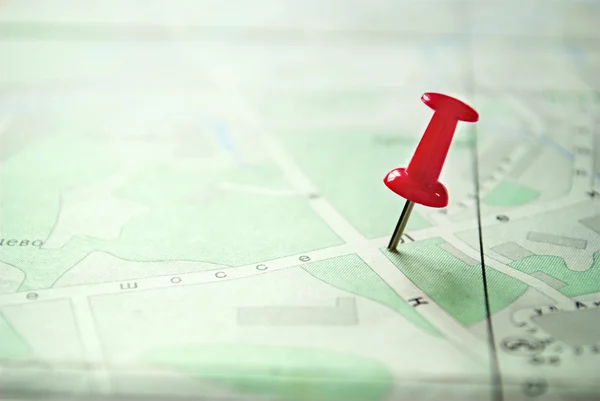 Nära håll röd Pin märkning på en grön vit karta — Stockfoto