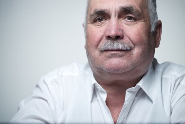 Bıyıklı bir Kafkas komuta sizde yakın çekim portresi