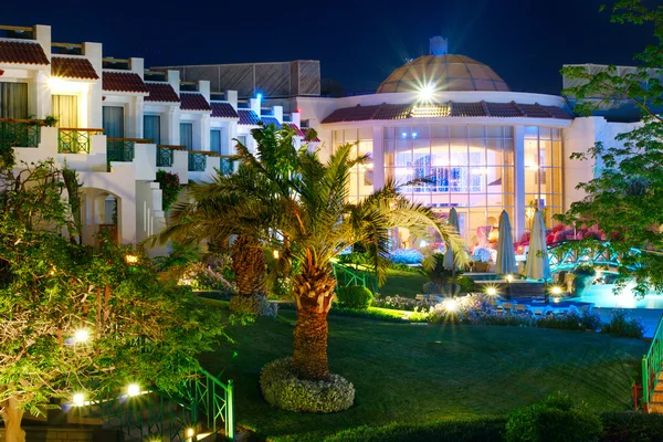 Hotel com piscina e palmeiras, Egito. Vista noturna . — Fotografia de Stock