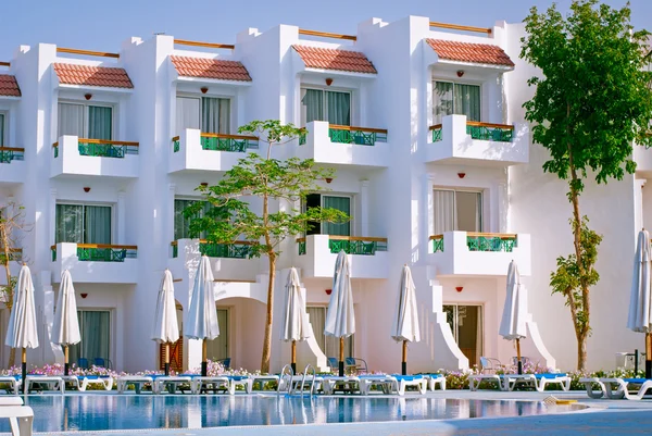 Hotel de fachada com piscina e espreguiçadeiras, Egito — Fotografia de Stock