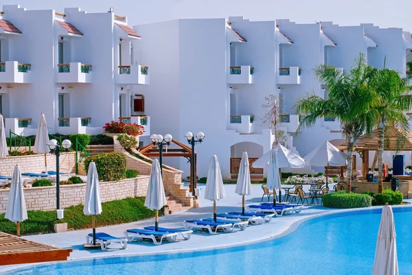 Hotel de fachada com piscina e espreguiçadeiras, Egito — Fotografia de Stock