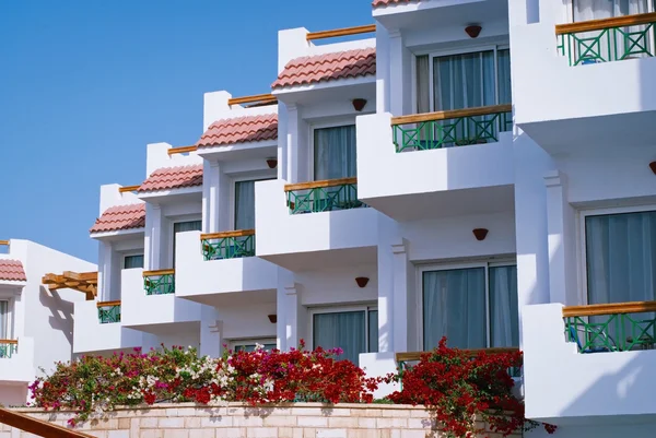 Fachada do Hotel com varandas e janelas decoradas com flores, Egito — Fotografia de Stock