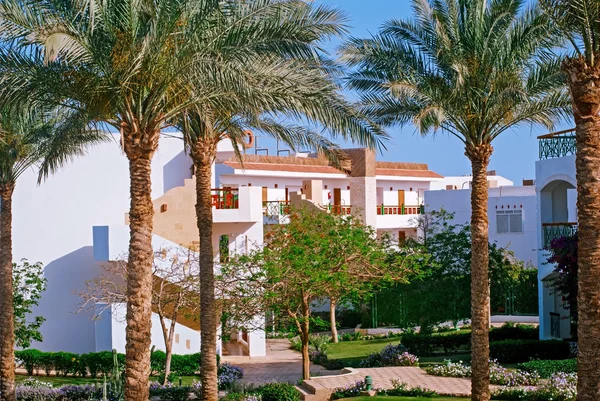 Fachada do Hotel com palmeiras, Egito — Fotografia de Stock