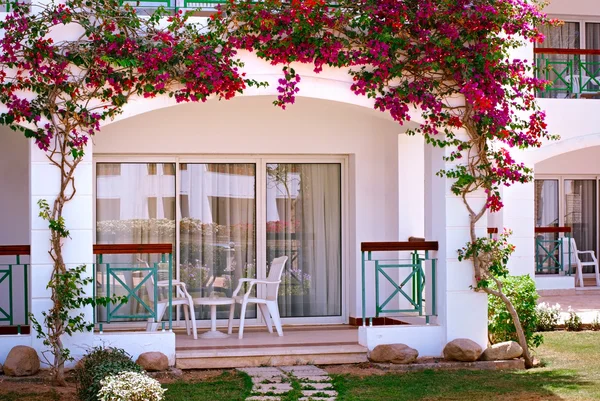 Fachada do Hotel com varandas e janelas decoradas com flores, Egito — Fotografia de Stock