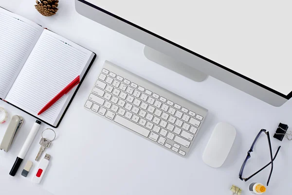 De witte office tabel met briefpapier accessoires, toetsenbord, computermuis. — Stockfoto