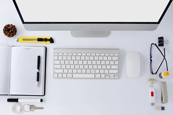 La table de bureau blanche avec accessoires de papeterie, clavier, souris d'ordinateur . — Photo