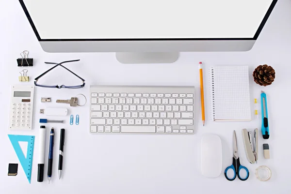 Der weiße Bürotisch mit Schreibwarenzubehör, Tastatur, Computermaus. — Stockfoto