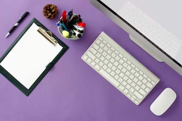 Вид сверху на хорошо организованное рабочее пространство в офисе с клавиатурой, ноутбуком компьютерной мыши, канцелярскими принадлежностями . — стоковое фото