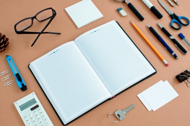 Ofis, banka donatımı özenle defter düzenlenen